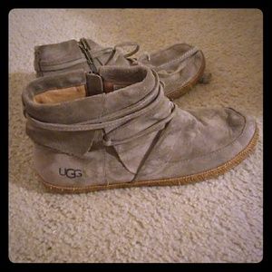 Size 9.5 uggs reid moc